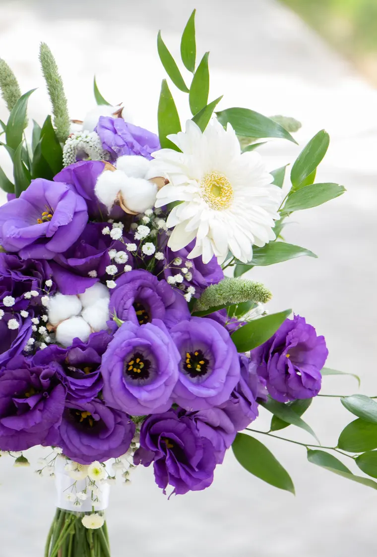 Lavanta Yolu — Mor lisianthus, lavanta ve lila kasımpatı.