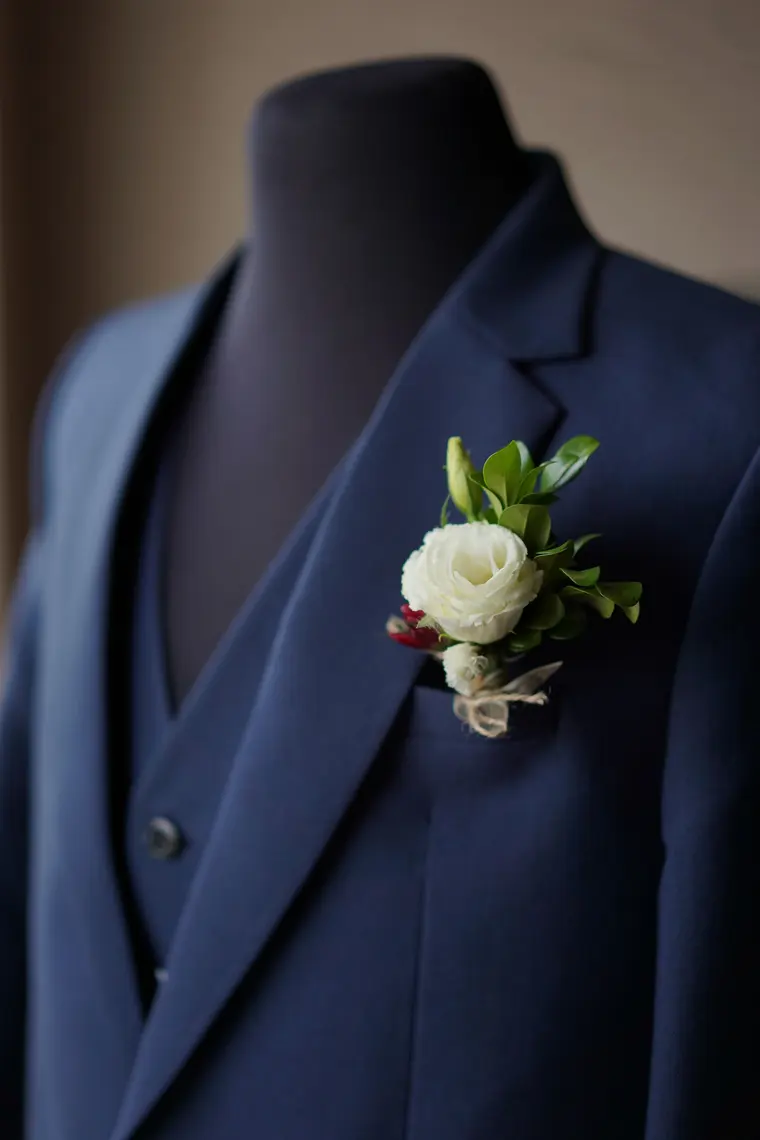 Damat Yaka Çiçeği — Gelin buketiyle uyumlu yaka çiçeği.